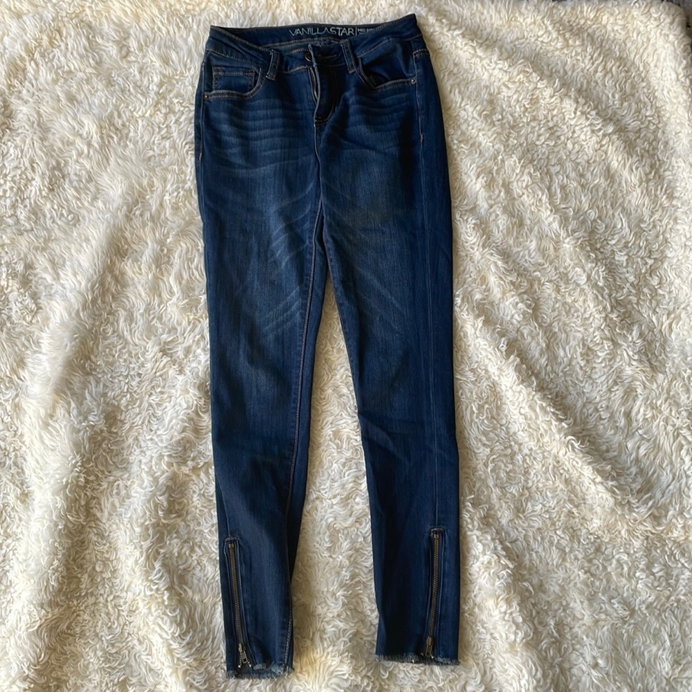 Mid rise skinny Jean with zipper ankle detail